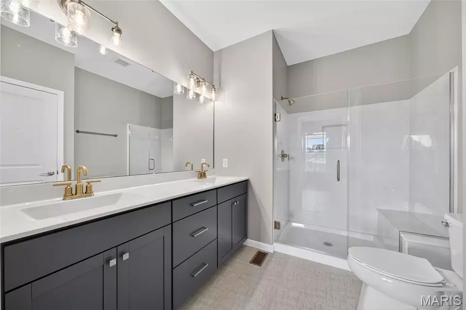 Bath - 706 Barnwood Hill Dr, Wentzville, MO 63385 photo 1 of 2