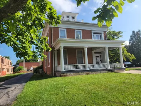 212 E Main St, Carlinville, IL 62626