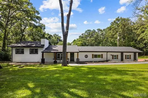 1655 Valley Park Rd, Fenton, MO 63026