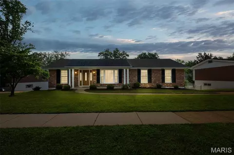 9742 Croftwood Dr, Saint Louis, MO 63123