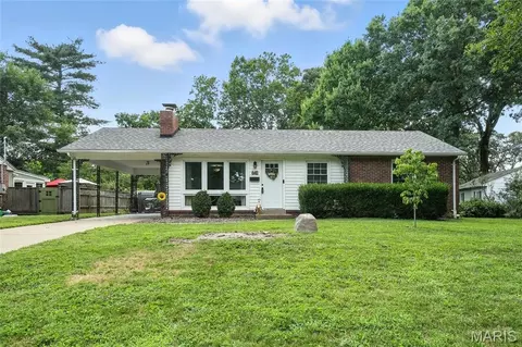 645 Huntwood Ln, Kirkwood, MO 63122