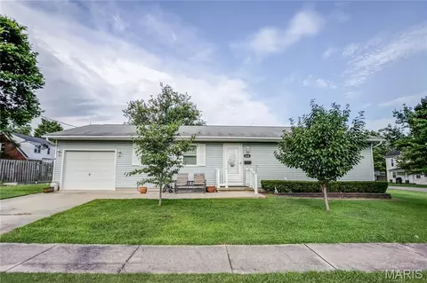 222 S Prairie St, Greenville, IL 62246