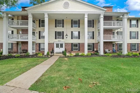 1511 Hampton Hall Dr #19 & 20, Chesterfield, MO 63017