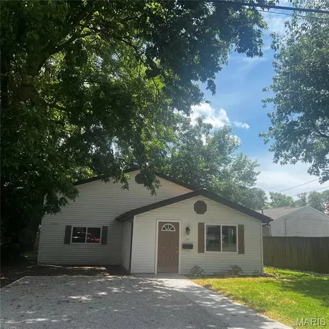 110 S 32nd St, Belleville, IL 62226