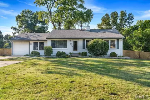 611 Parker Dr, Ballwin, MO 63021