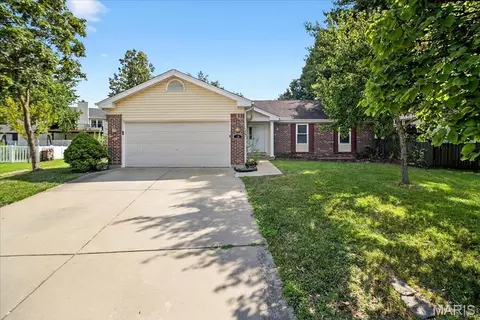 14 Walnut Hill Ct, Saint Charles, MO 63304