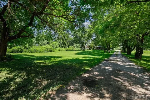 1625 Charbonier Rd, Florissant, MO 63031