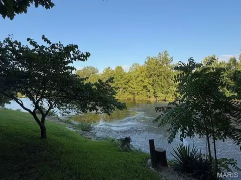 10450 Lake Crest Dr, Hillsboro, MO 63050