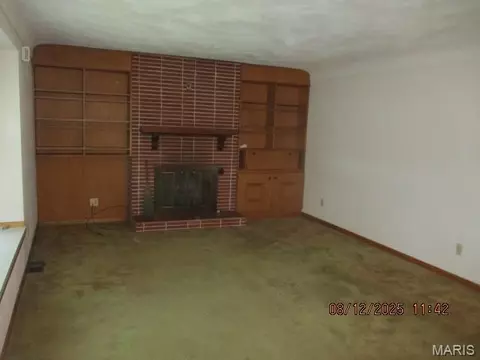 Living - 300 Bourbeuse Rd, Union, MO 63084 photo 1 of 2