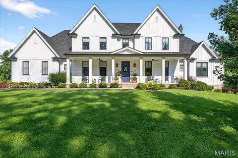 1737 Folkstone Dr, Des Peres, MO 63131