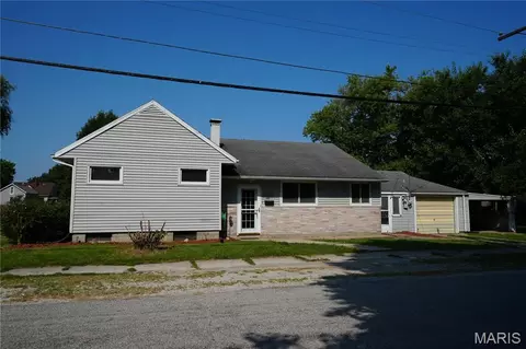 201 N Cherry St, Mount Olive, IL 62069