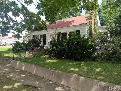 121 E South Ave, Greenville, IL 62246