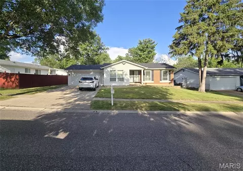 12136 La Padera Ln, Florissant, MO 63033