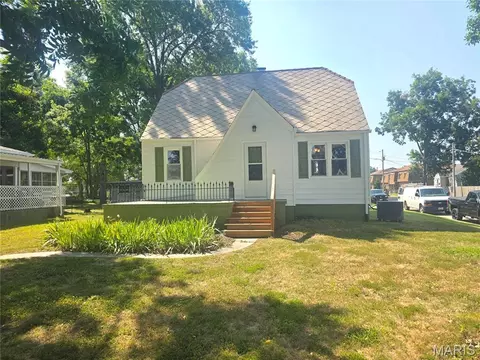 698 Center Dr, Sainte Genevieve, MO 63670