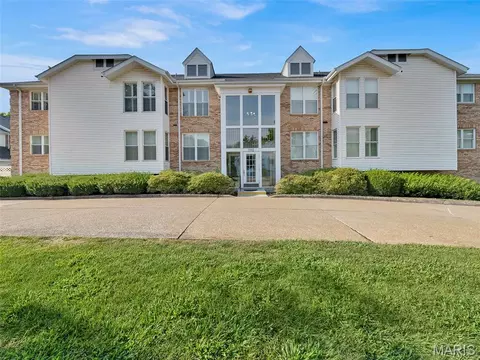 102 E Bodley Ave #204, Kirkwood, MO 63122