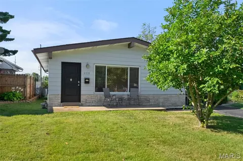 228 Deane Ct, Sunset Hills, MO 63127