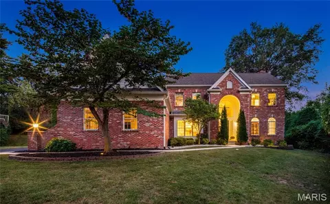 18 Larkdale Dr, Ladue, MO 63124