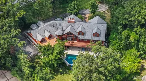 16 Holiday Ln, Saint Louis, MO 63131