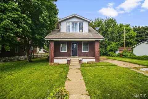8637 Drury Ln, Saint Louis, MO 63147