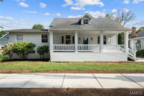 807 Essex Ave, Glendale, MO 63122