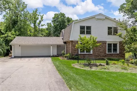 12182 Royal Valley Dr, Saint Louis, MO 63141