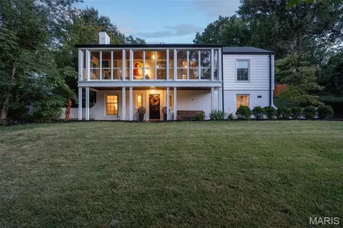 17 Fleetwood Dr, Ladue, MO 63124