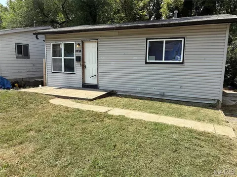 10421 Lord Dr, Saint Louis, MO 63136