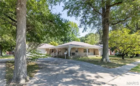 1300 E Cypress St, Charleston, MO 63834