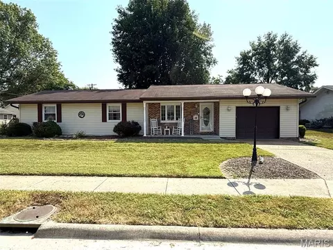 290 N Elm St, Breese, IL 62230