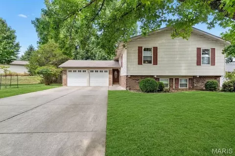 12177 Rain Hollow Ct, Maryland Heights, MO 63043