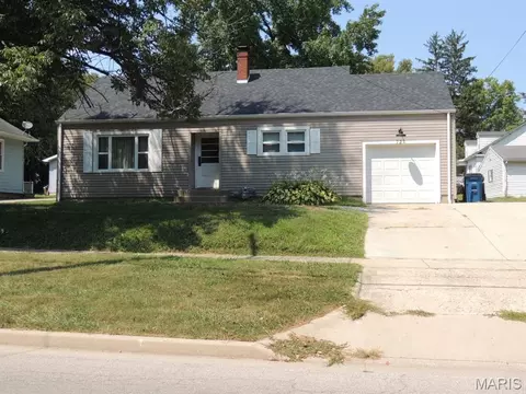 727 E College Ave, Greenville, IL 62246