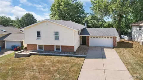 1511 Shadow Ln, Saint Charles, MO 63303