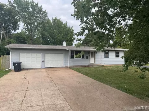 1090 Howdershell Rd, Florissant, MO 63031
