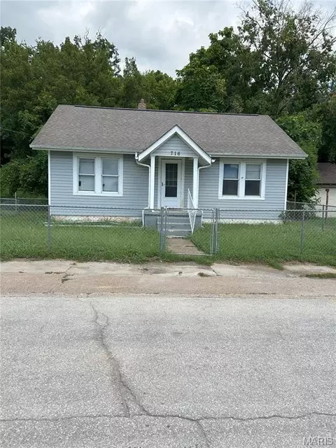 716 W Saint Louis St, De Soto, MO 63020