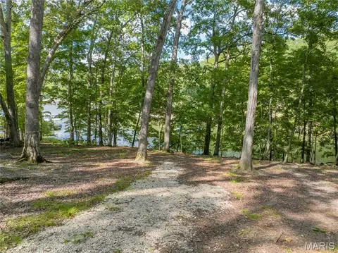 400 Graceland Pt, Camdenton, MO 65324