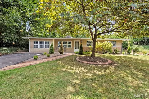 621 Crest Ct, Kirkwood, MO 63122