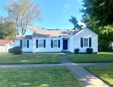 804 E Cypress St, Charleston, MO 63834