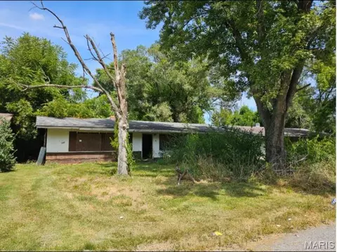 10 E Adams Dr, Cahokia, IL 62206