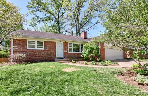 8138 Halifax Dr, Saint Louis, MO 63105