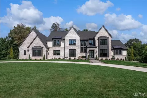 2062 N Ballas Rd, Des Peres, MO 63131