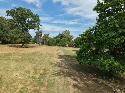 2062 N Ballas Rd, Des Peres, MO 63131