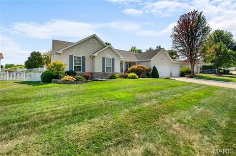 146 Huntington Crossing Dr, Saint Peters, MO 63376