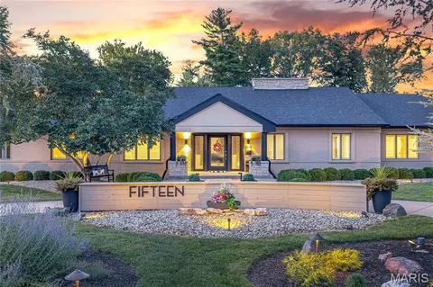 15 Country Aire Dr, Saint Louis, MO 63131