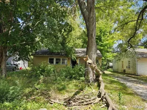 22 Marilyn Ln, Cahokia, IL 62206
