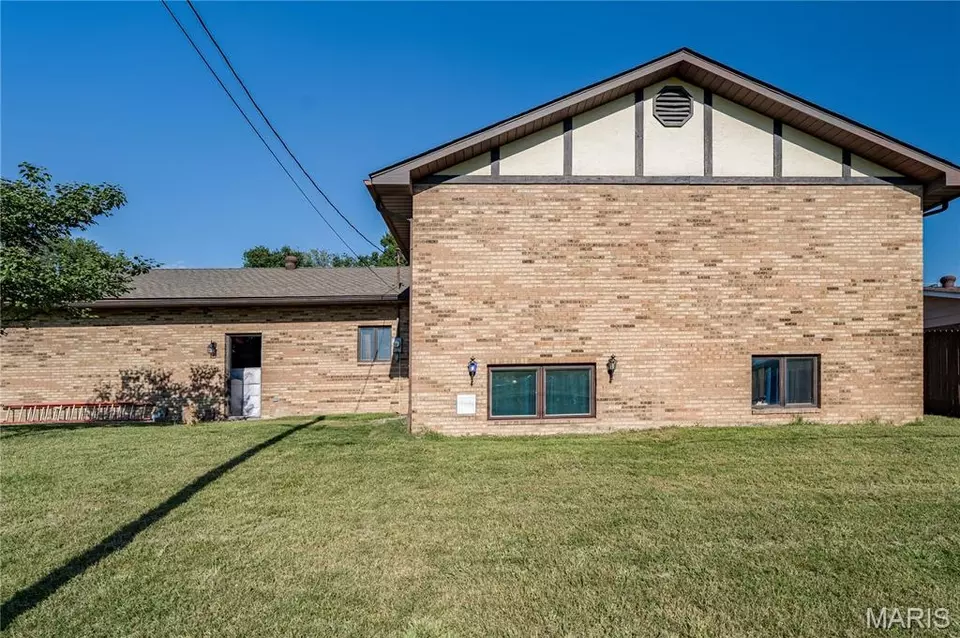 Exterior - 136 Donna Dr, Hartford, IL 62048 photo 5 of 6