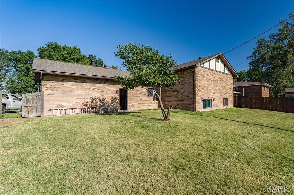 Exterior - 136 Donna Dr, Hartford, IL 62048 photo 4 of 6