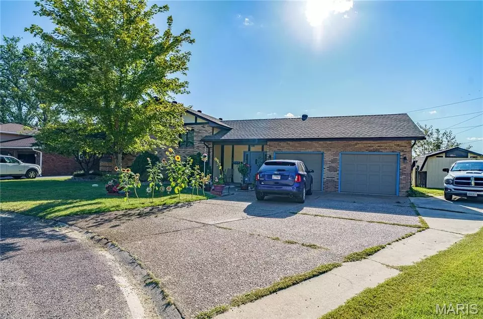 Exterior - 136 Donna Dr, Hartford, IL 62048 photo 3 of 6