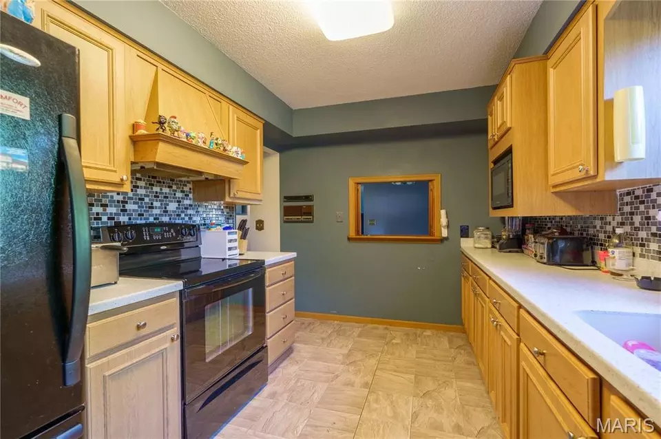 Kitchen - 136 Donna Dr, Hartford, IL 62048 photo 4 of 4