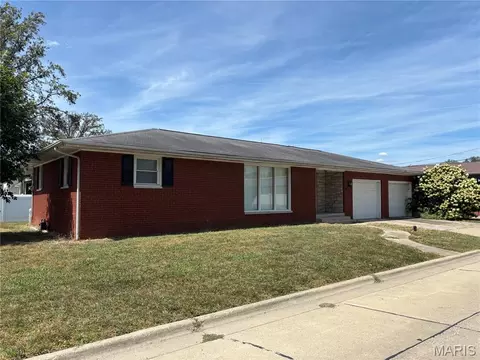 325 N Walnut St, Breese, IL 62230