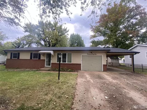 1445 Fairmeadows Ln, Saint Louis, MO 63138